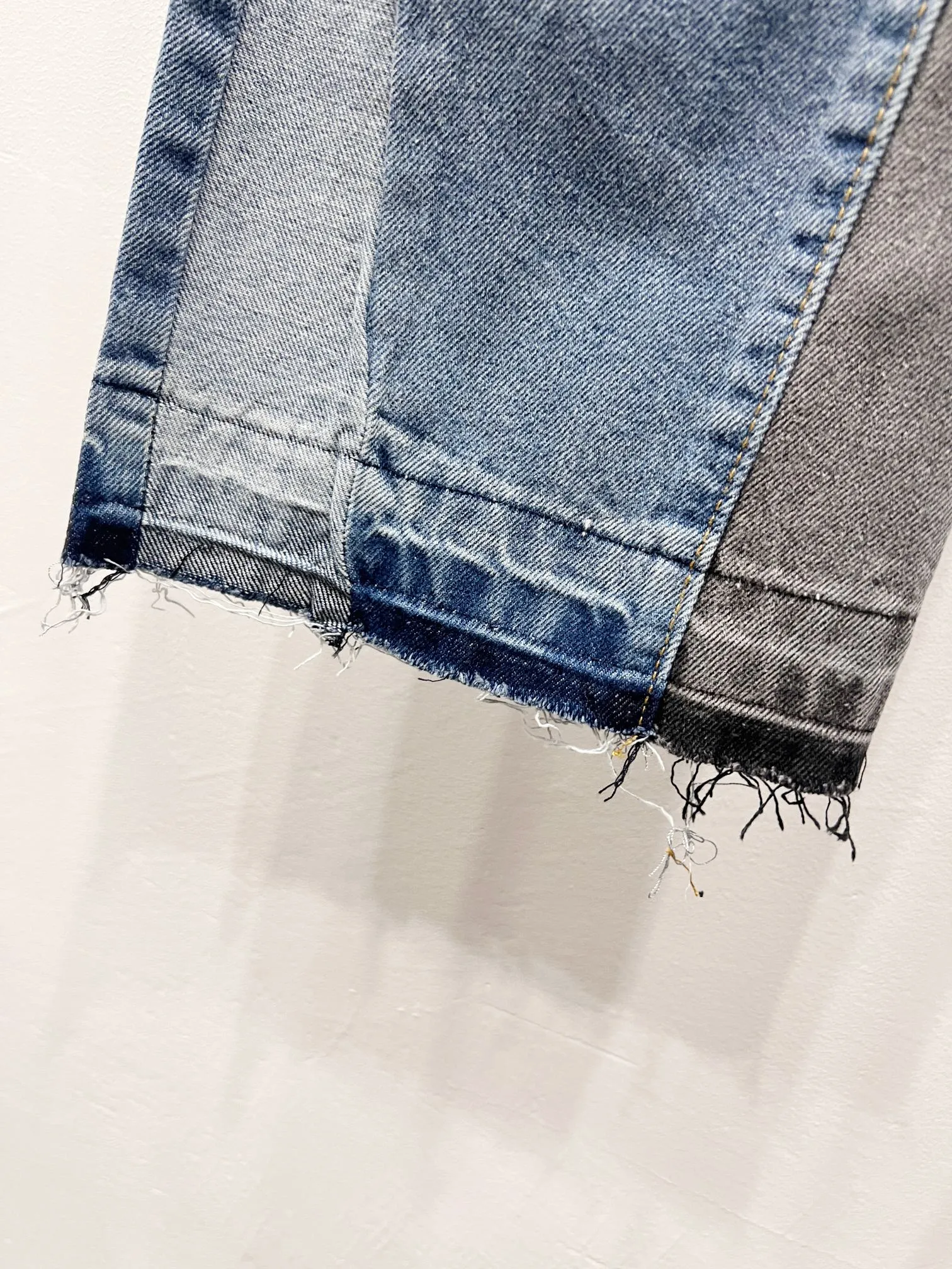 P260 Style number: (A003) GALLERY DEPT. Co-branded 2025 new black cross-leather splicing couple's style loose washed flared jeans 🔥High version🔥High version🔥 Top ceiling quality Styles with different washed textures are very friendly to people with thin legs and thick legs. The slightly flared version is very flattering. Moderate length that never goes out of style, easy to match with casually, basic styling for various styles, a must-have in the wardrobe! The fabric is stiff but also makes the upper body soft without losing texture. The washing process is even more perfect. It is a must-have item for everyone! ! ! Washed wheat, tag, pants label, three complete labels Color: washed black, washed blue Size: 28, 30, 32, 34 (four sizes)